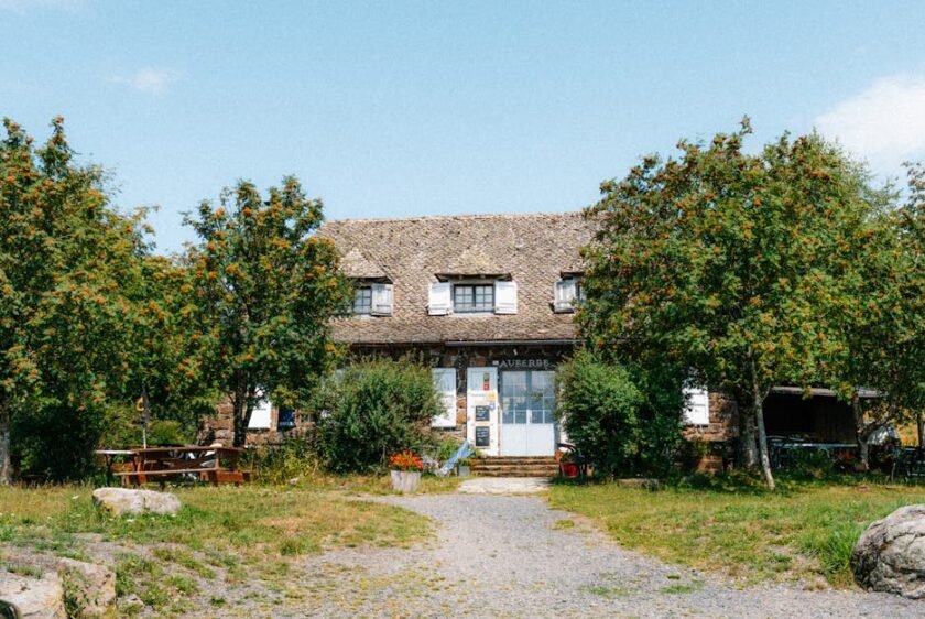 Vue extérieure d’une maison secondaire moderne en France équipée d’un système d’alarme discret, illustrant la protection d’une résidence inoccupée