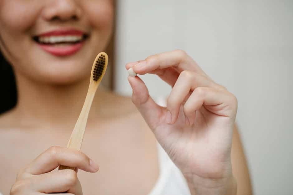 Gros plan sur un particulier programmant un clavier d’alarme moderne dans une maison française, exemple concret d’alarme collaborative entre voisins