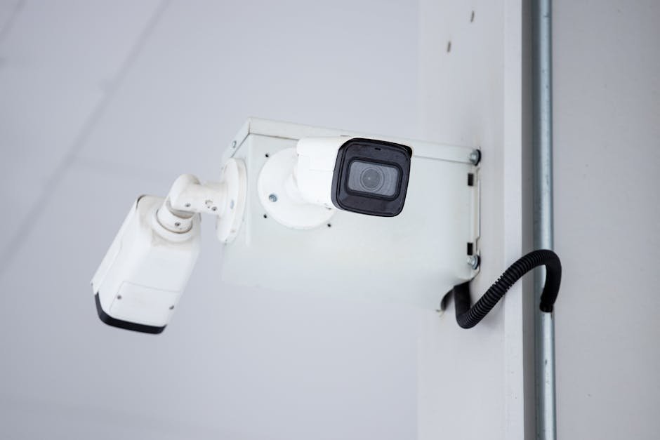 Différents modèles de caméras de surveillance extérieures posés sur une table, comparatif visuel pour choisir la caméra adaptée à sa maison