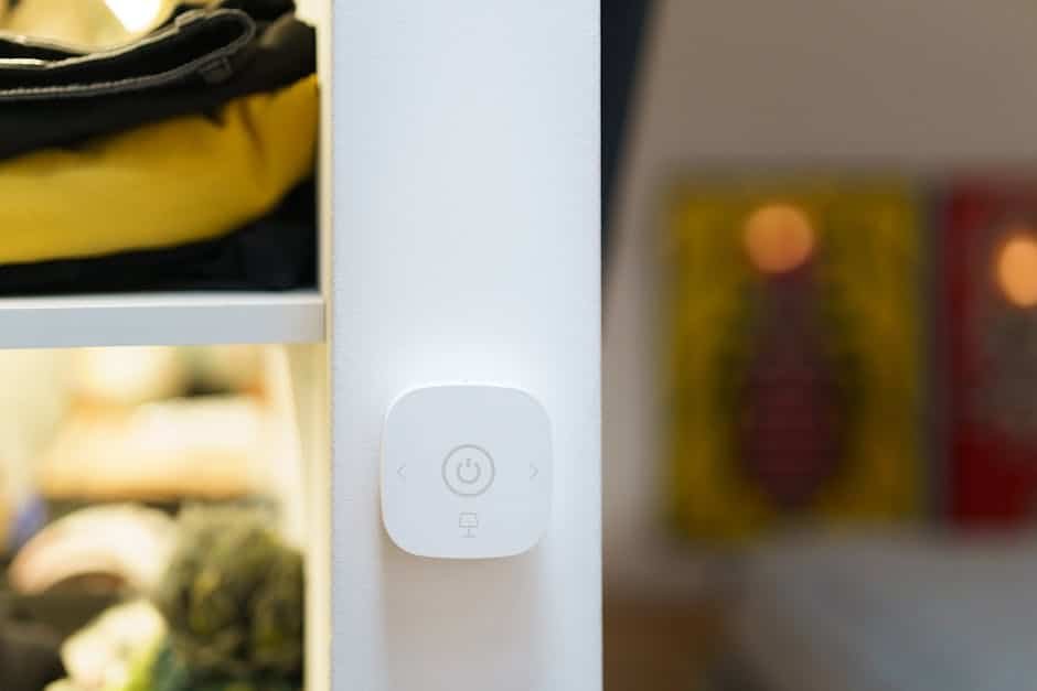 Gros plan sur un panneau de contrôle domotique dans une maison française, affichant l’intégration d’une alarme maison avec différents protocoles compatibles