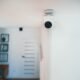 Vue extérieure d’une maison moderne en France équipée d’un système d’alarme connecté à la domotique, architecture européenne, sécurité renforcée