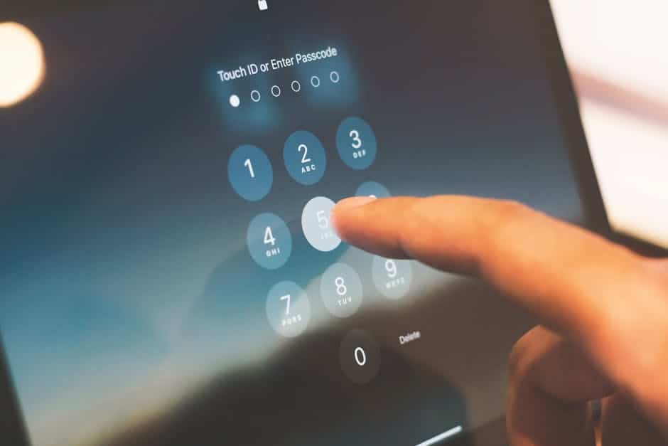 Utilisateur configurant un mot de passe fort et l’authentification à deux facteurs sur une alarme connectée dans un salon de maison européenne