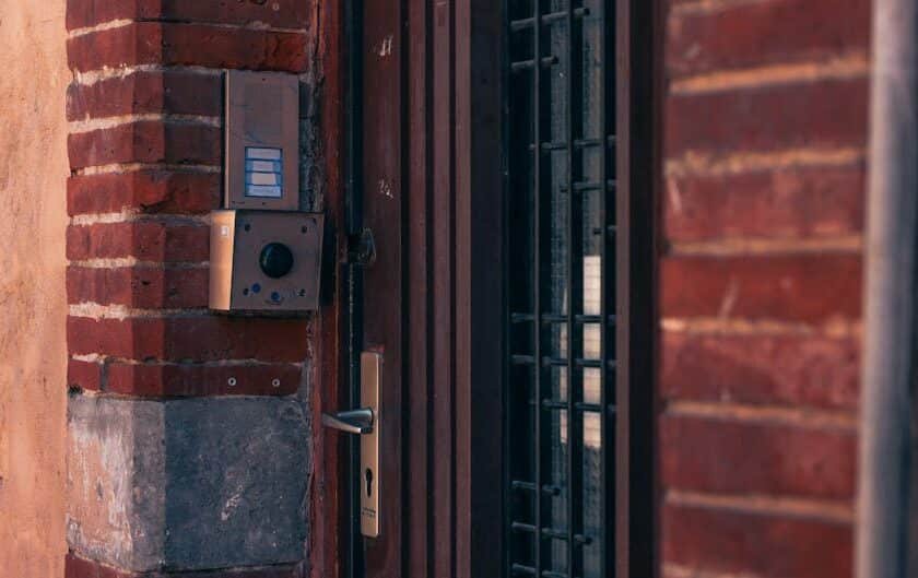 Façade d’une maison moderne en France équipée d’une caméra de surveillance extérieure bien visible, illustrant la sécurisation de l’habitation