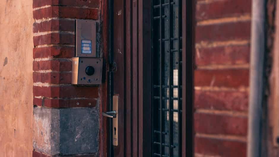 Façade d’une maison moderne en France équipée d’une caméra de surveillance extérieure bien visible, illustrant la sécurisation de l’habitation