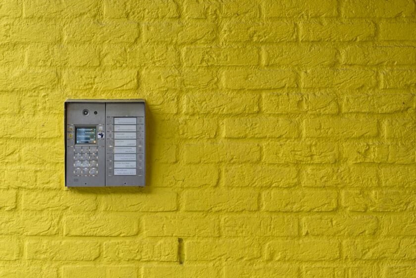 Vue d’ensemble d’une alarme connectée installée dans une maison française moderne, illustrant la sécurité et la protection de la vie privée
