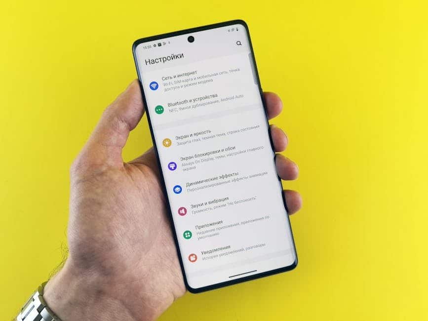 Gros plan sur un menu de paramètres de confidentialité d’une application d’alarme connectée sur smartphone, illustrant la gestion des données personnelles
