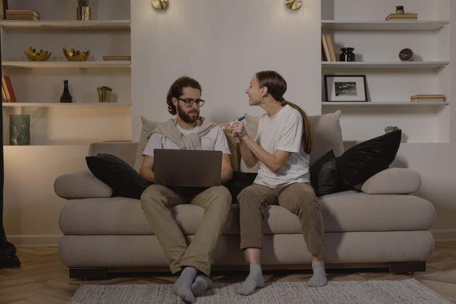 Famille française effectuant un test régulier de leur système d’alarme dans leur salon, pratique recommandée pour limiter les fausses alertes et garantir la fiabilité de l’installation.