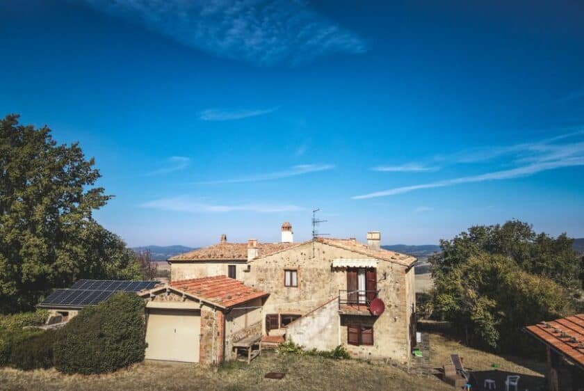 Alarme solaire installée sur la façade d’une maison isolée en France, panneau solaire bien visible, environnement rural