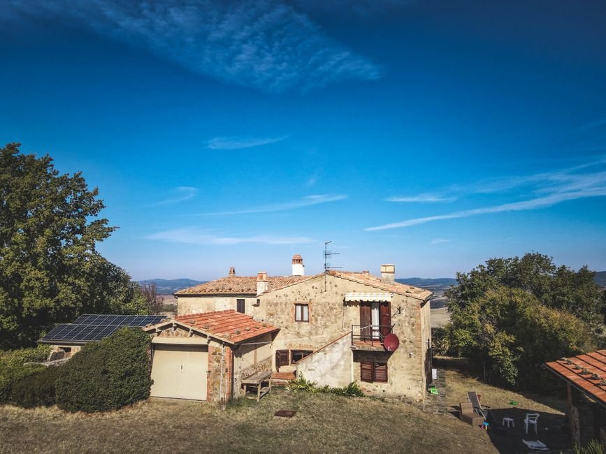 Alarme solaire installée sur la façade d’une maison isolée en France, panneau solaire bien visible, environnement rural