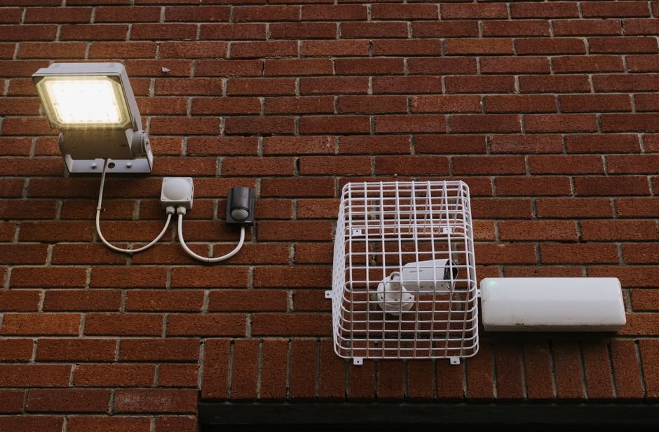 Façade d’une maison moderne en France équipée de capteurs d’alarme filaires et sans fil, illustrant la sécurité résidentielle