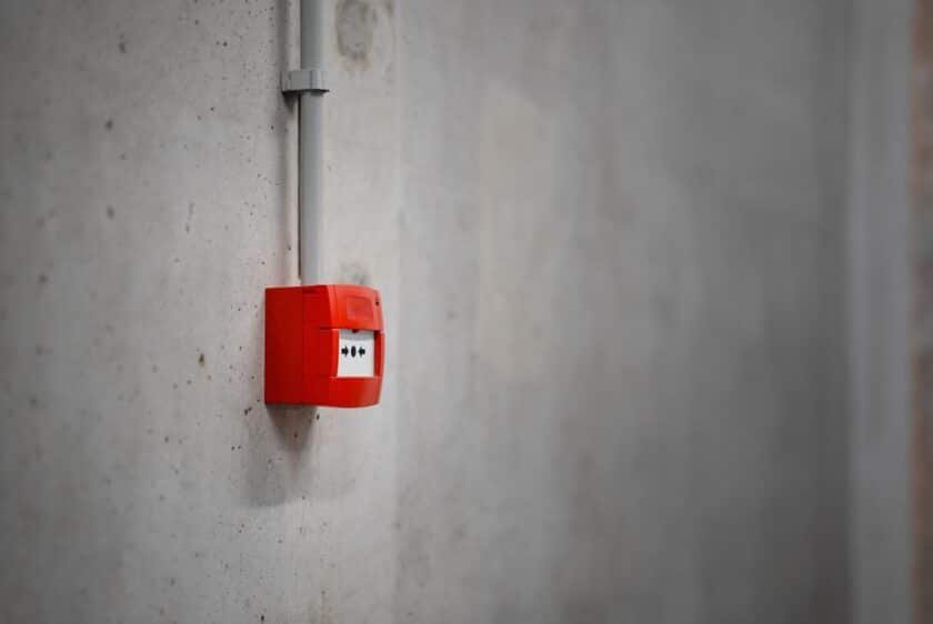 Alarme résidentielle installée dans une maison moderne en France, illustrant un système conforme aux normes de sécurité