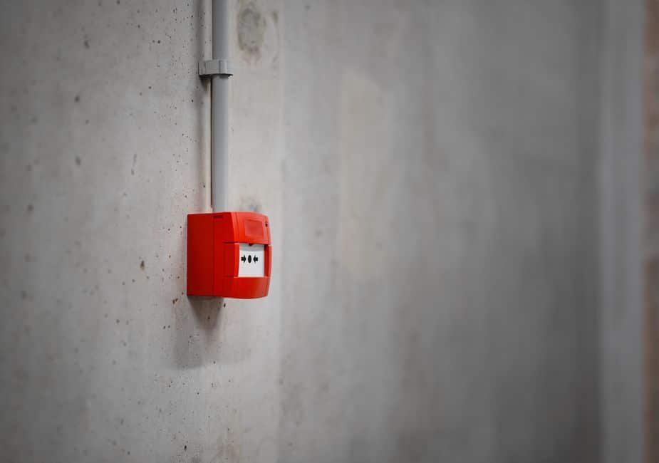 Alarme résidentielle installée dans une maison moderne en France, illustrant un système conforme aux normes de sécurité