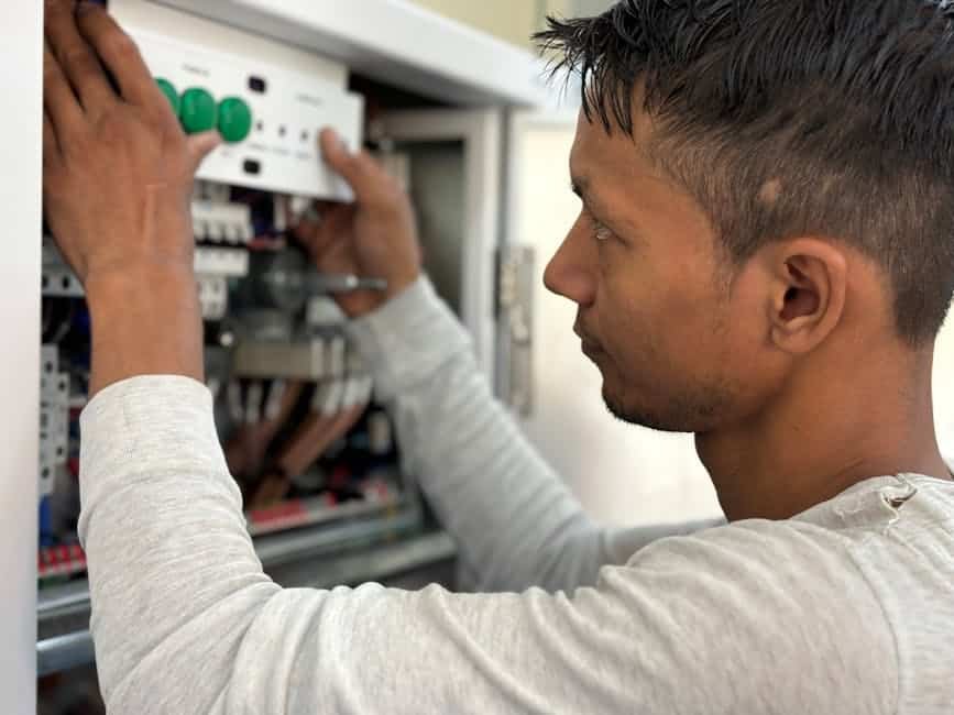 Installation professionnelle d’un système d’alarme dans une maison européenne, mettant en avant le respect des normes exigées par les compagnies d’assurance habitation