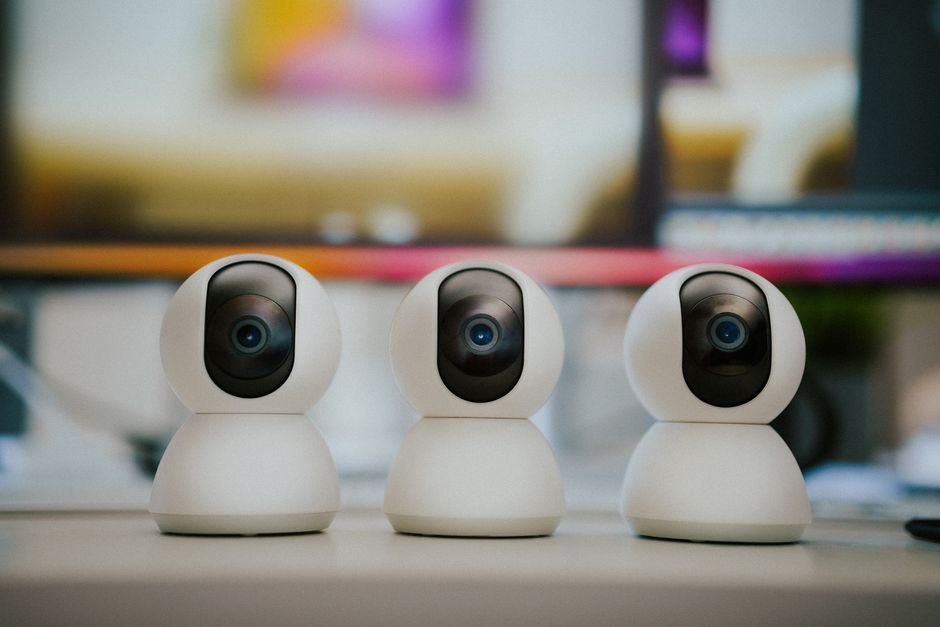 Famille configurant une caméra de vidéosurveillance à domicile en respectant le RGPD, dans un intérieur moderne français