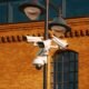 Maison connectée en France avec caméra de surveillance, alarme et contrôle via smartphone, illustrant la sécurité domotique moderne
