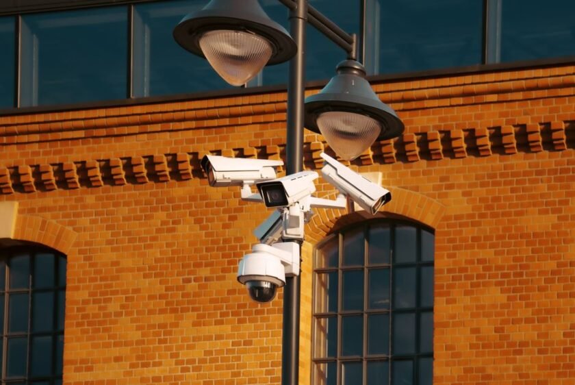 Maison connectée en France avec caméra de surveillance, alarme et contrôle via smartphone, illustrant la sécurité domotique moderne