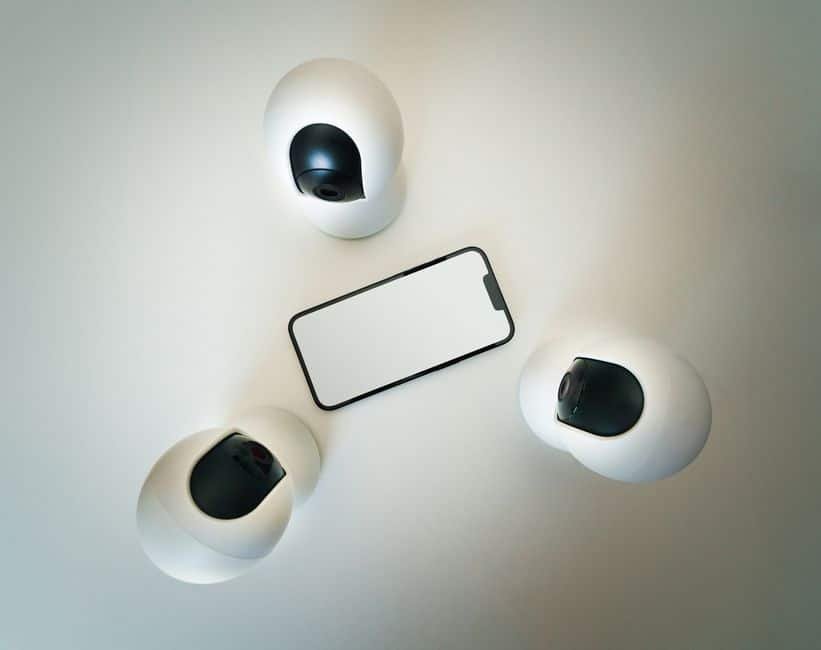 Capture d’écran d’une interface d’application de sécurité sur tablette affichant la connexion d’une caméra IP à une alarme, démontrant la configuration logicielle pour la surveillance centralisée.