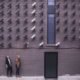 Façade d’une maison moderne en France équipée de caméras de surveillance extérieures, illustrant la sécurité connectée pour particuliers