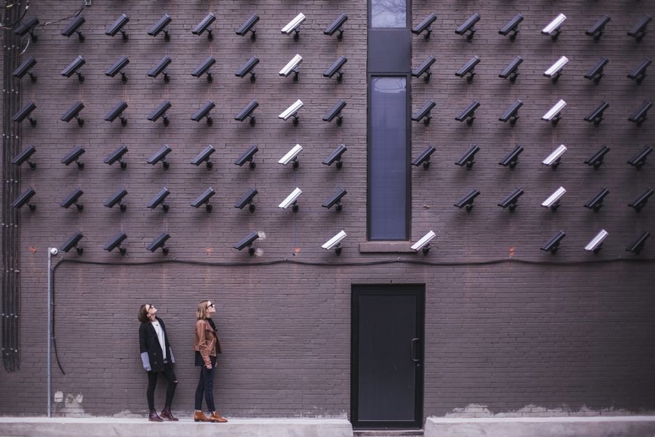 Façade d’une maison moderne en France équipée de caméras de surveillance extérieures, illustrant la sécurité connectée pour particuliers