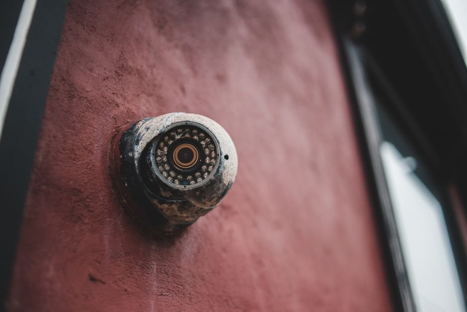 Gros plan sur une sonnette vidéo connectée installée à l’extérieur d’une maison européenne, mettant en avant la qualité d’image et la détection de mouvement pour la sécurité des particuliers