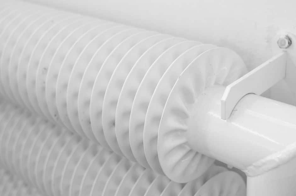 Exemple d’erreurs de placement d’un détecteur de mouvement près d’une fenêtre et d’un radiateur dans une habitation européenne, pour éviter les fausses alertes
