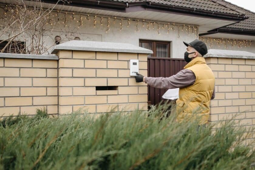 Entrée d’une maison moderne en France équipée d’une sonnette vidéo connectée, solution idéale pour sécuriser l’accès et surveiller les livraisons de colis