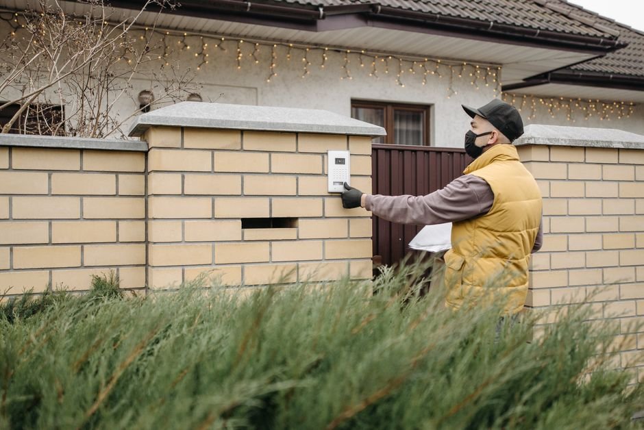 Entrée d’une maison moderne en France équipée d’une sonnette vidéo connectée, solution idéale pour sécuriser l’accès et surveiller les livraisons de colis