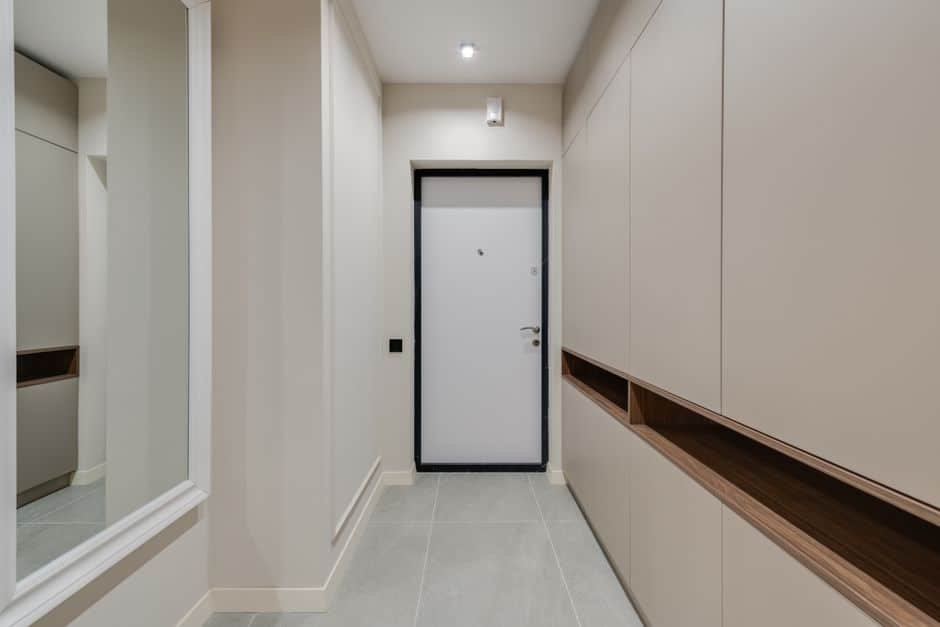 Détecteur de mouvement placé à la hauteur idéale dans un couloir lumineux d’une maison française, illustrant les bonnes pratiques d’installation