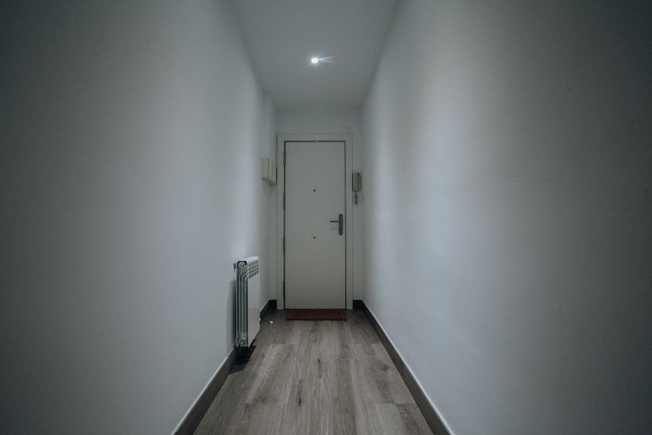 Exemple d’erreur courante : détecteur d’alarme mal placé trop près d’une source de chaleur dans un couloir d’une maison française, illustrant les pièges à éviter lors de l’installation.