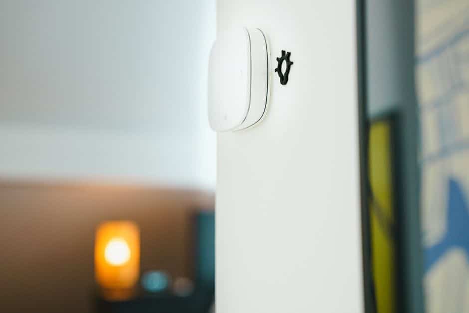 Gros plan sur un panneau de contrôle d’alarme maison sans fil dans un intérieur moderne français, illustrant l’utilisation d’une connexion Wi-Fi ou 4G