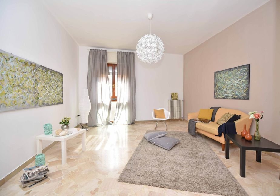 Salon d’un appartement français équipé d’un détecteur de mouvement discret près de la fenêtre, montrant une solution efficace pour sécuriser les points d’accès.
