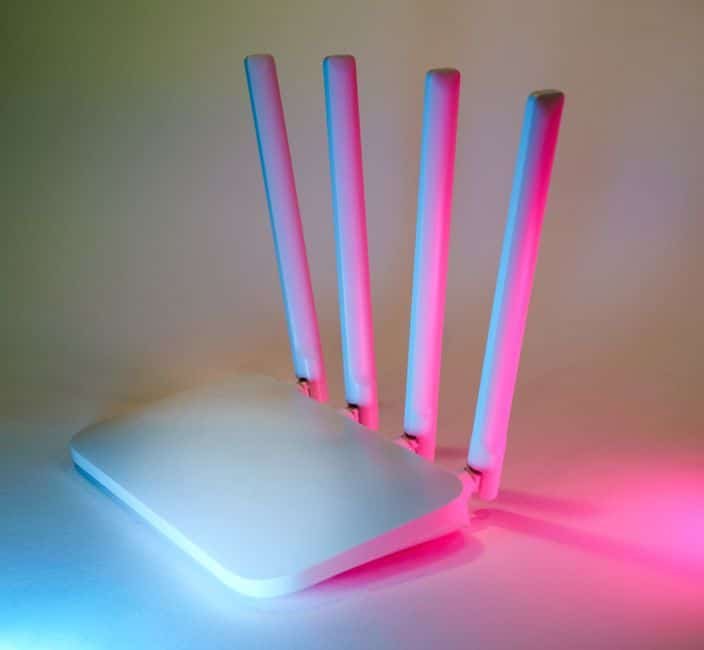 Installation d’un réseau Wi-Fi sécurisé pour des objets connectés et une alarme dans une maison française, étape essentielle pour protéger son système de sécurité contre les cyberattaques