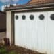Façade d’une maison moderne en France équipée d’un système d’alarme visible, illustrant la sécurité résidentielle conforme à la norme NF A2P