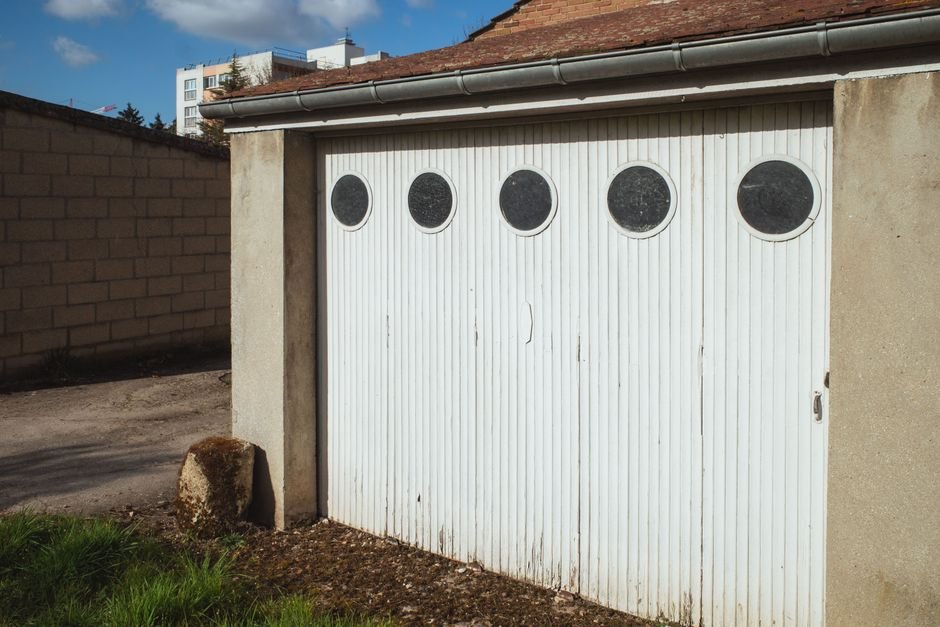 Façade d’une maison moderne en France équipée d’un système d’alarme visible, illustrant la sécurité résidentielle conforme à la norme NF A2P