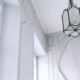 Vue intérieure d’une maison moderne en France avec détecteurs d’alarme installés de façon optimale, montrant un détecteur de mouvement et des capteurs d’ouverture sur les fenêtres, ambiance lumineuse et rassurante.