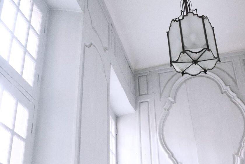 Vue intérieure d’une maison moderne en France avec détecteurs d’alarme installés de façon optimale, montrant un détecteur de mouvement et des capteurs d’ouverture sur les fenêtres, ambiance lumineuse et rassurante.