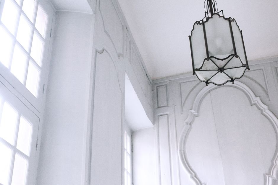Vue intérieure d’une maison moderne en France avec détecteurs d’alarme installés de façon optimale, montrant un détecteur de mouvement et des capteurs d’ouverture sur les fenêtres, ambiance lumineuse et rassurante.
