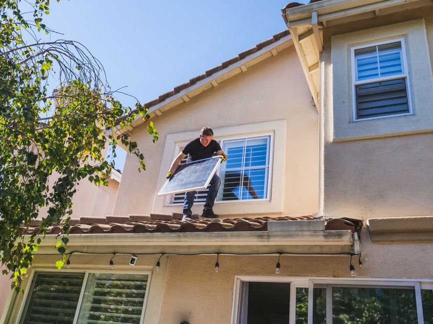 Installation professionnelle d’un détecteur d’alarme sur une fenêtre dans une maison française, exemple d’équipement concerné par la certification NF A2P