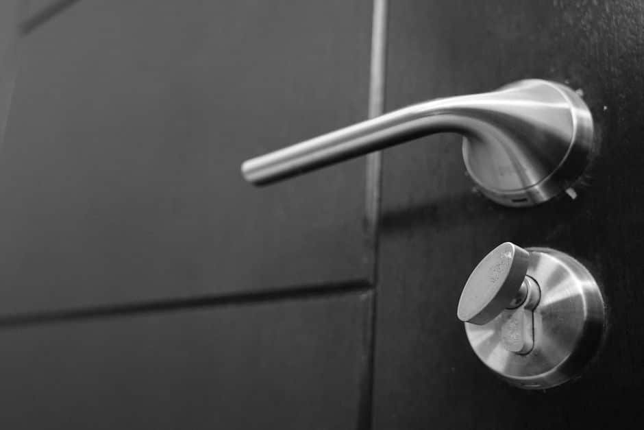 Exemple concret d’installation de capteurs d’ouverture et de caméra intérieure sur la porte d’un appartement moderne, pour renforcer la sécurité en immeuble.