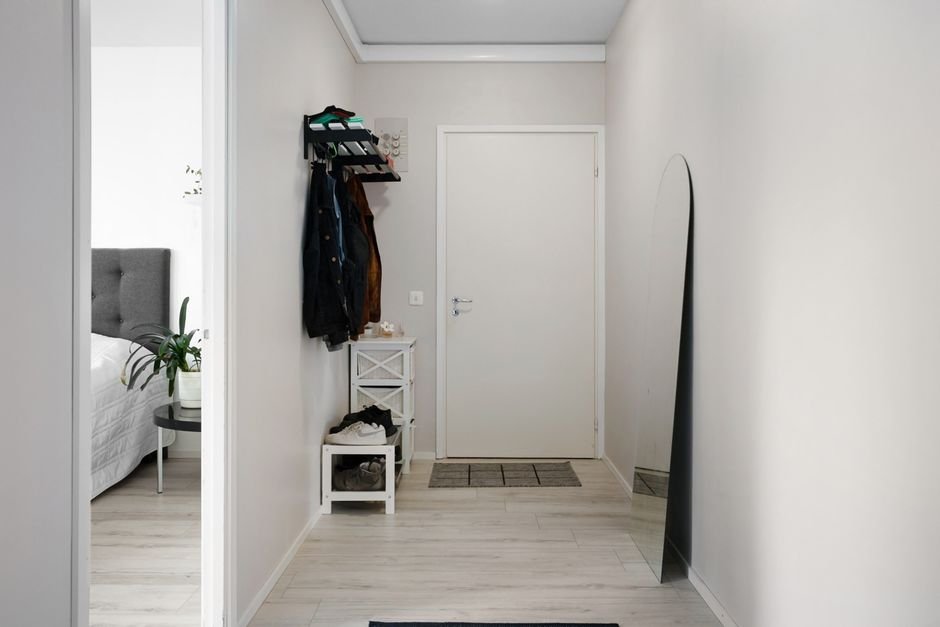Plan d’une maison moderne en France mettant en avant les zones recommandées et à éviter pour installer une caméra intérieure