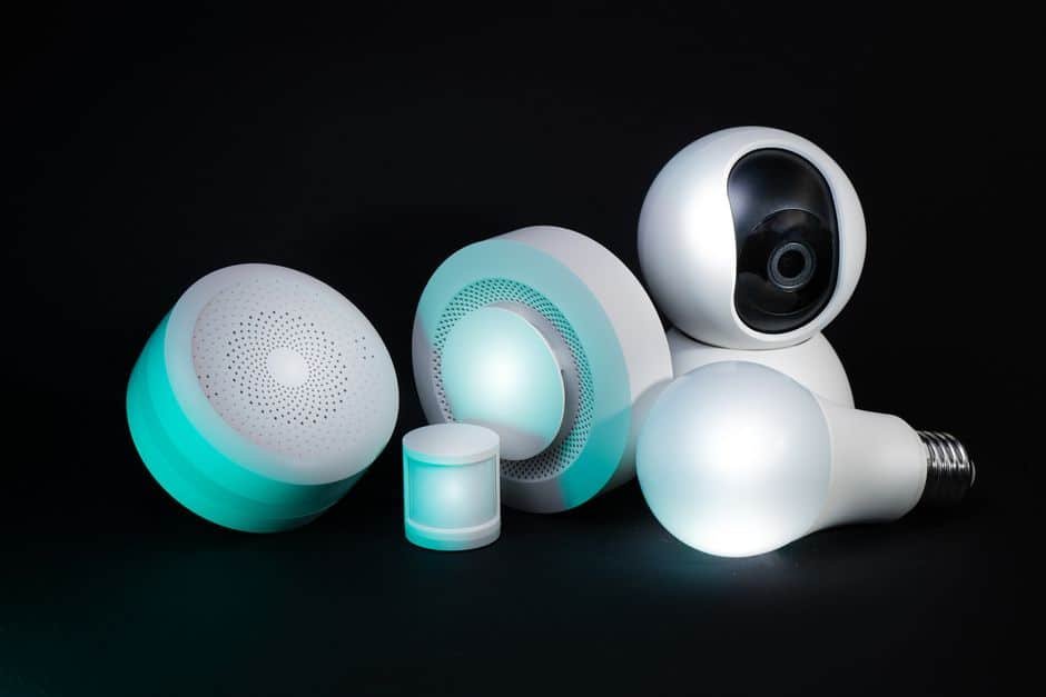 Technicien installant ou vérifiant un système d’alarme anti brouillage avec sirène et capteurs dans une maison de style français, garantissant une protection efficace contre le jamming.