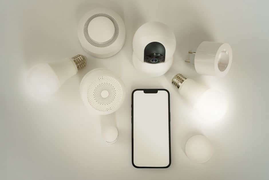 Application domotique sur smartphone permettant la fermeture automatique des volets roulants et l’activation de l’alarme dans un salon moderne français