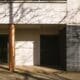 Entrée d’un immeuble résidentiel moderne en France, illustrant les accès à sécuriser pour une alarme appartement efficace