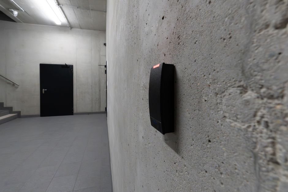 Entrée d’une maison française équipée de détecteurs d’alarme sur la porte et la fenêtre, exemple de sécurisation des accès principaux avec des dispositifs adaptés à l’habitat français.