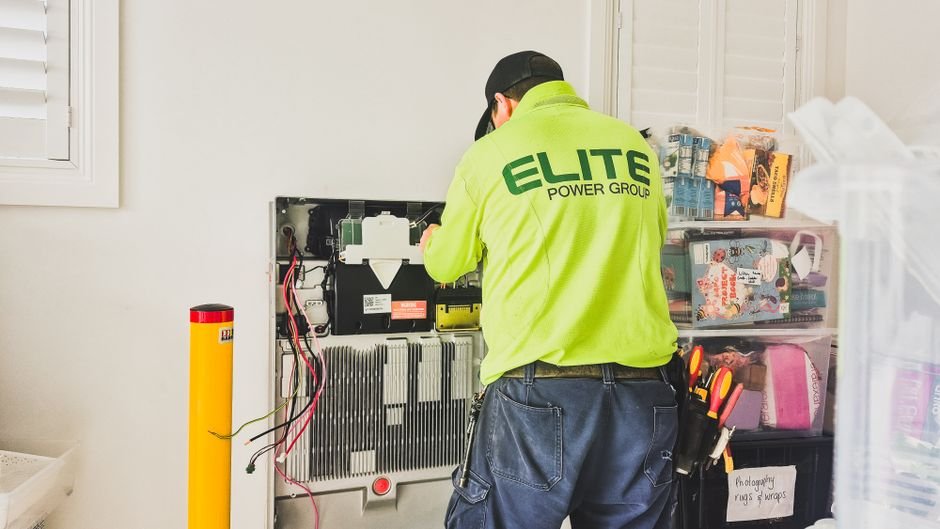 Batterie de secours intégrée dans une centrale d’alarme de maison, garantissant la continuité de service en cas de coupure de courant