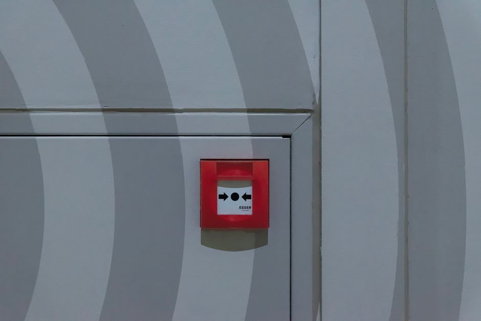 Gros plan sur un boîtier d’alarme installé dans une maison française, représentant un équipement conforme à la norme NF A2P pour la sécurité domestique