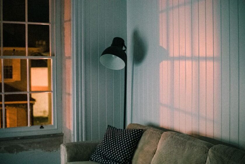 Caméra intérieure discrètement installée dans un salon moderne en France, illustrant un emplacement sécurisé et respectueux de la vie privée