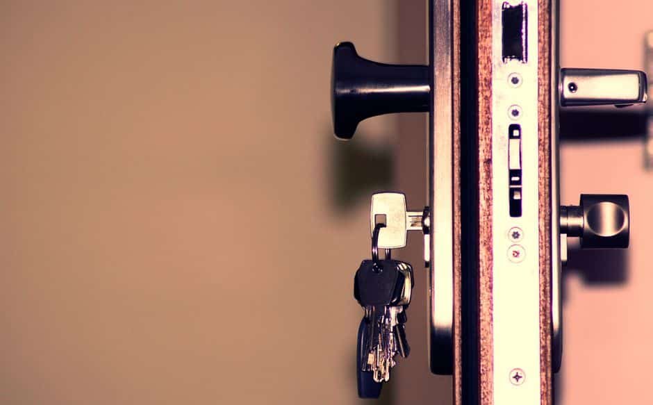 Détail d’une serrure de sécurité sur une porte d’entrée de maison en France, exemple d’équipement certifié NF A2P pour renforcer la protection contre les intrusions