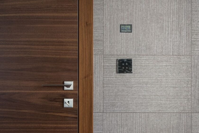Centrale d’alarme domestique installée dans une maison moderne en France, illustrant la sécurité en cas de coupure Internet ou électrique