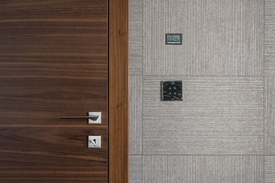 Centrale d’alarme domestique installée dans une maison moderne en France, illustrant la sécurité en cas de coupure Internet ou électrique